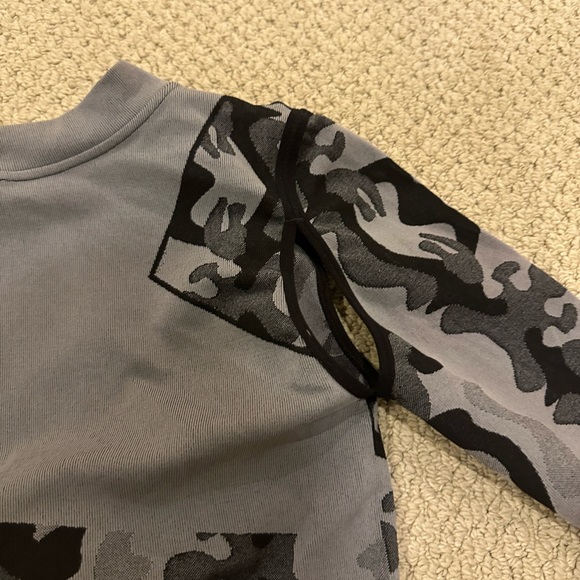 Lone Star crop top cut out long sleeve size M grey and black Camo - Picture 2 of 7
